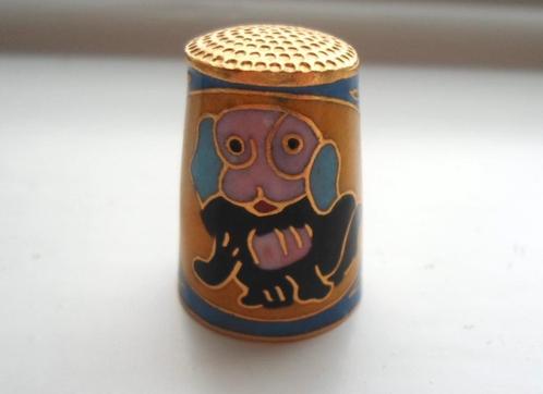 Vingerhoed cloisonné met afbeelding hond. Metaal, Verzamelen, Vingerhoedjes, Zo goed als nieuw, Overige materialen, Ophalen of Verzenden