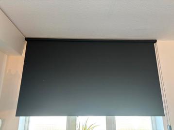 Zwart lichtdoorlatend rolgordijn beschikbaar voor biedingen