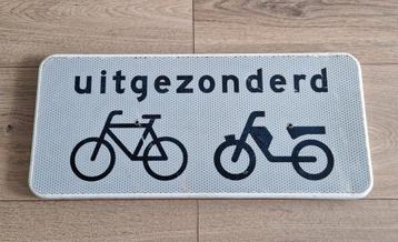 Verkeersbord tekstbord: uitgezonderd fietsers & bromfietsen beschikbaar voor biedingen