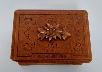 Hout gesneden doosje  beschikbaar voor biedingen