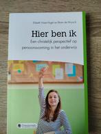 A. de Muynck - Hier ben ik, Ophalen of Verzenden, Zo goed als nieuw, A. de Muynck