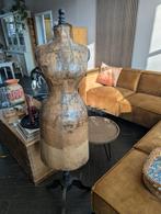 Franse wespentaille paspop met rok, Ophalen