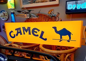Grote, dubbelzijdige lichtbak, lichtreclame CAMEL sigaretten beschikbaar voor biedingen