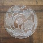 Twee prachtige borden/schalen,  tulp design uit Indonesië, Ophalen of Verzenden, Zo goed als nieuw, Rond