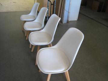 4 witte kunststof kuipstoelen met houten poten beschikbaar voor biedingen
