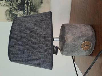 Brynxz grijze lamp met kap beschikbaar voor biedingen