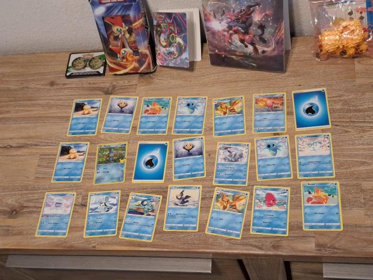 Collectie van 130+ Pokemon kaartjes en andere spullen, Hobby en Vrije tijd, Verzamelkaartspellen | Pokémon, Zo goed als nieuw