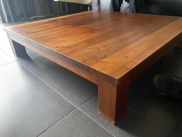 Salontafel vol notenhout 120x 120 cm beschikbaar voor biedingen