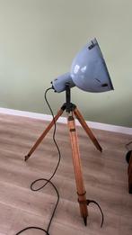 Industriële Staanlamp met Houten Driepoot, Ophalen of Verzenden, Gebruikt, Metaal, 100 tot 150 cm
