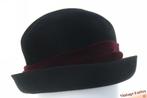 Vintage Dameshoed HTB zwart velour met bordeaux band maat 58, HTB, Hoed, Ophalen of Verzenden, Zo goed als nieuw