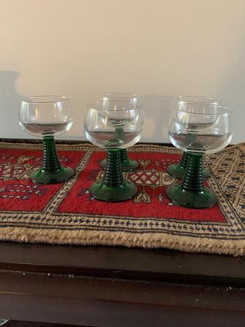 wijnglazen met geribbelde voet. beschikbaar voor biedingen
