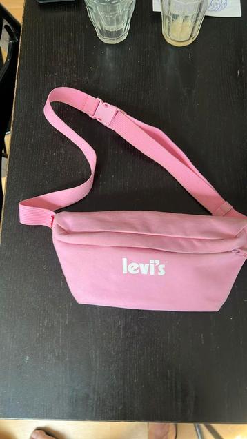 Levi’s heuptasje roze heuptas beschikbaar voor biedingen
