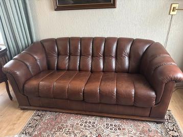 Bruine leren bank beschikbaar voor biedingen