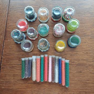 Verzameling glas kralen beschikbaar voor biedingen