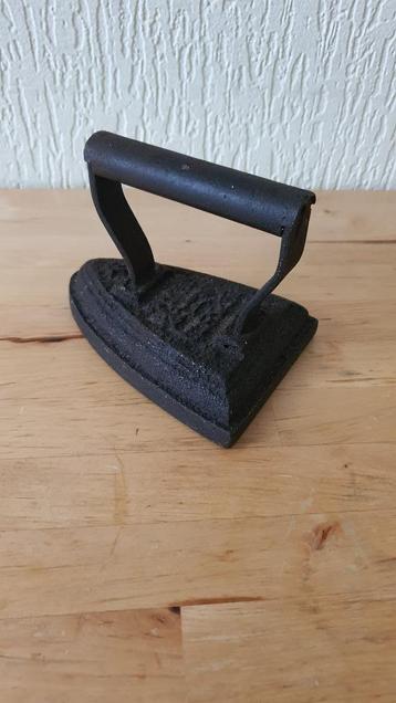Mooi antiek gietijzeren strijkijzer beschikbaar voor biedingen