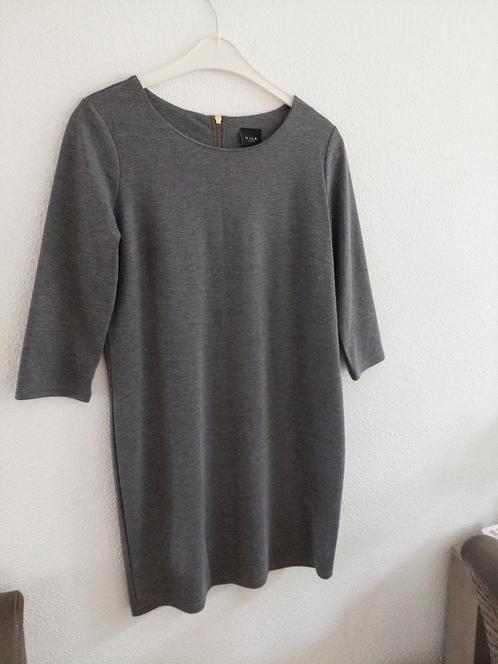 Jurk 3/4mouw kniel.91cm M  Vila oksell.53cm grijs 1xGedragen, Kleding | Dames, Jurken, Nieuw, Maat 38/40 (M), Grijs, Knielengte