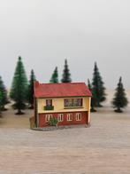 Modeltrein huis met klassieke gordijnen, Hobby en Vrije tijd, Modeltreinen | H0, Ophalen of Verzenden, Zo goed als nieuw, Gelijkstroom