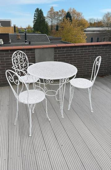 Franse Bistro Tuinset - 3 Stoelen + Tafel beschikbaar voor biedingen