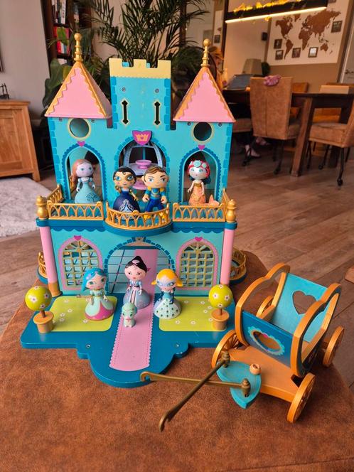 Prachtig Djeco Houten Kasteel met Poppetjes en Koets, Kinderen en Baby's, Speelgoed | Poppenhuizen, Gebruikt, Poppenhuis, Ophalen