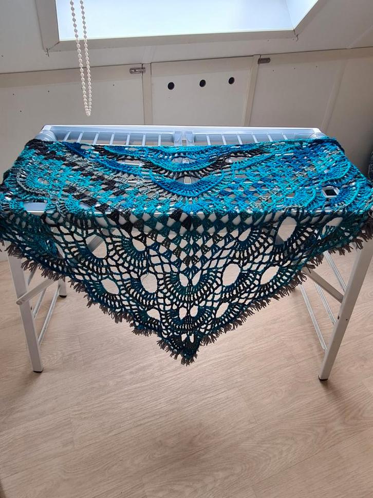 Gehaakte sjaal/omslagdoek in blauwtinten, Hobby en Vrije tijd, Breien en Haken, Zo goed als nieuw, Haken, Wol of Garen, Ophalen of Verzenden