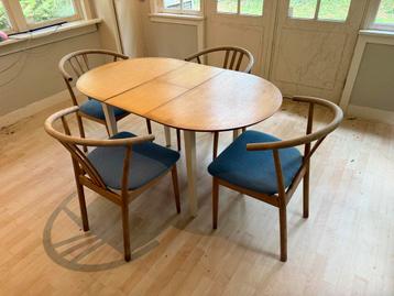Deens Design Eetkamerset - Tafel & 4 Stoelen beschikbaar voor biedingen
