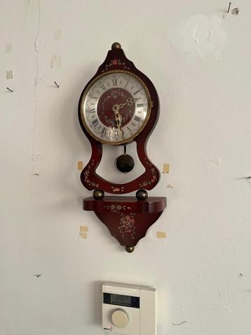 Antieke Wandklok met Bloemmotieven beschikbaar voor biedingen