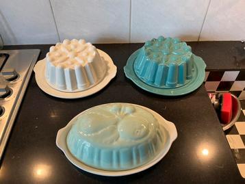 Puddingvormen met onderschotels beschikbaar voor biedingen