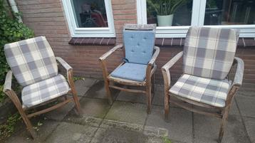 GRATIS tuinstoelen beschikbaar voor biedingen