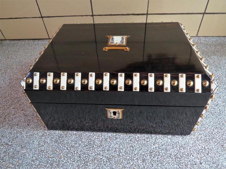 Antieke Engelse Victoriaanse naaidoos of juwelendoos c.1865, Antiek en Kunst, Antiek | Woonaccessoires, Ophalen of Verzenden