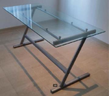 Fraai bureau tafel glas met grijs metalen frame beschikbaar voor biedingen