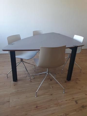 Designtafel, bureau of vergadertafel Harvink post modern  beschikbaar voor biedingen