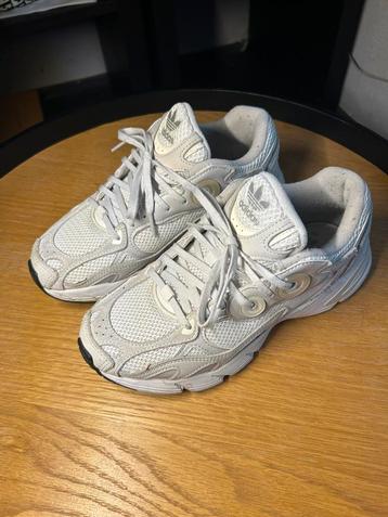 Adidas schoenen beschikbaar voor biedingen