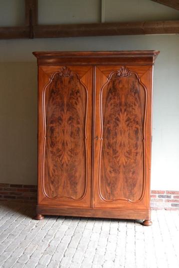 Prachtige grote antieke mahonie houten biedermeier kast. beschikbaar voor biedingen