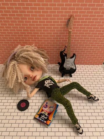 Blythe pop met blonde krullen beschikbaar voor biedingen
