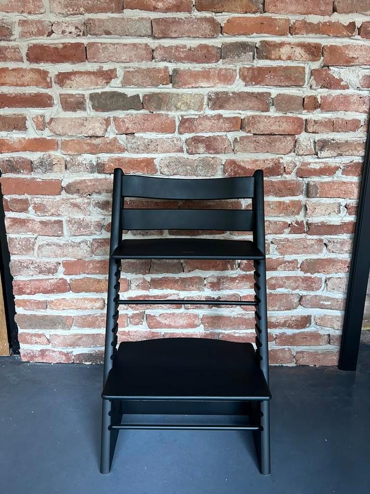Stokke Tripp Trapp Nieuw Model – Mat Zwart Zo Goed Als Nieuw, Kinderen en Baby's, Kinderstoelen, Zo goed als nieuw, Meegroeistoel