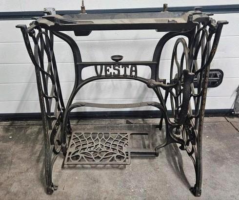 Antiek Vesta Naaimachine Onderstel - Gietijzer, Antiek en Kunst, Antiek | Naaimachines, Ophalen