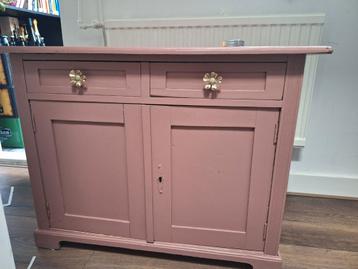 Mooi oud roze kastje met bloemetjes handgrepen beschikbaar voor biedingen