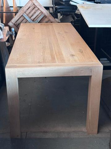 Massieve eiken houten tafel beschikbaar voor biedingen