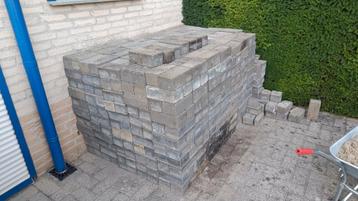 GRATIS AFHALEN 850 beton klinkers  beschikbaar voor biedingen