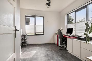 Bureau van interieurbouwer beschikbaar voor biedingen