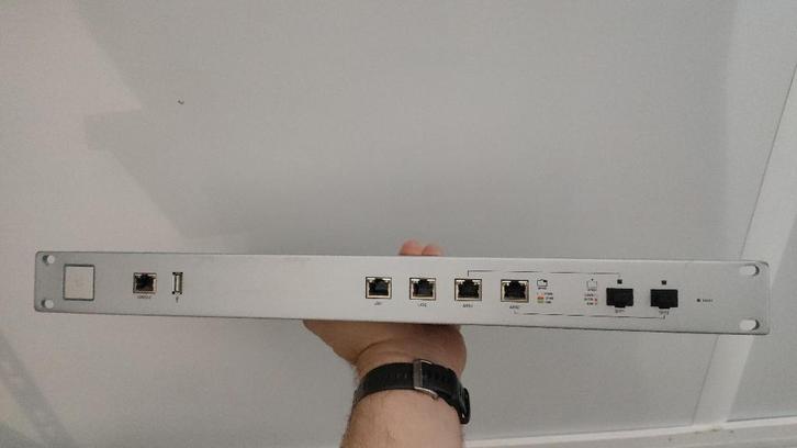 Ubiquiti UniFi USG PRO Gateway Router, Computers en Software, Routers en Modems, Gebruikt, Router, Ophalen of Verzenden