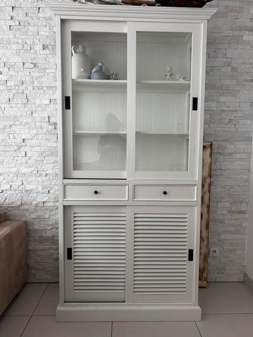 Mooie buffetkast 2.14m (hoog) x 1.04m (breed) x 42cm (diep) beschikbaar voor biedingen