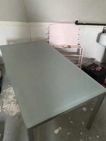Glazen tafel met stalen poten (150x80cm) beschikbaar voor biedingen