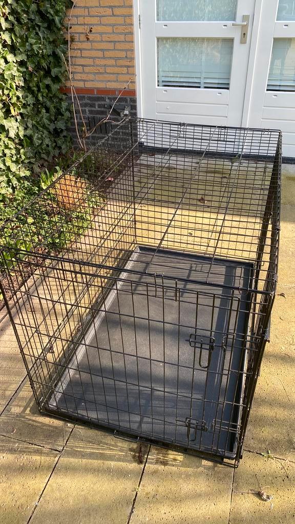 Bench 122x76x84 hond zwart met schuifdeur en benchhoes, Dieren en Toebehoren, Hondenbenches, Gebruikt, Ophalen