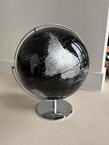 Zwarte Wereldbol met Zilveren Details beschikbaar voor biedingen
