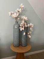 2 prachtige grote vazen met bloemen grijsblauw, Huis en Inrichting, Woonaccessoires | Vazen, Minder dan 50 cm, Glas, Zo goed als nieuw