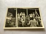 Vintage Foto: Kinderen op Schommel, 1957, Gebruikt, Foto, Ophalen of Verzenden, 1940 tot 1960