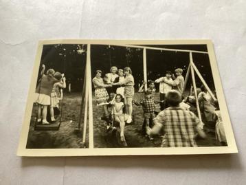 Vintage Foto: Kinderen op Schommel, 1957 beschikbaar voor biedingen