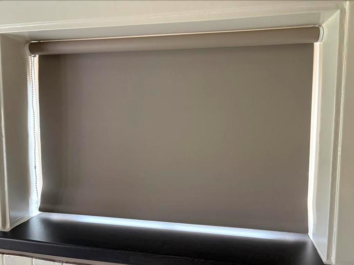 Taupe grijze rolgordijnen in diverse maten - verduisterend, Huis en Inrichting, Stoffering | Gordijnen en Lamellen, Zo goed als nieuw