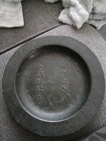 Bronzen ? Chinees japans bord met karaktertekens tekst beschikbaar voor biedingen